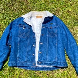 Wrangler Sherpa denim coat vintage. Pre owned rarely worn. Bit of discoloration